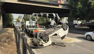 Bariyere Çarpıp Bulvara Yuvarlanan Sürücü Yaralı Olarak Kurtarıldı!