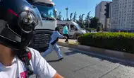 Bir anlık dalgınlık faciaya neden oluyordu! Kadın son anda ezilmekten kurtuldu