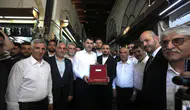 Kahramanmaraş Kapalı Çarşı Yeniden Hayata Döndü: Esnaf Bakan Kurum'a Anlamlı Bir Hediye Sundular