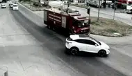 Yangın Alarmında İtfaiye Aracıyla Otomobil Çarpıştı: O Anlar Güvenlik Kamerasında Kaydedildi!