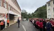 Şalpazarı Kaymakamı İhsan Mert Mutlu, Bayrak Töreninde Öğrencilerle İstiklal Marşı Okudu