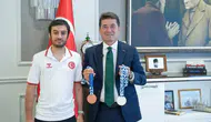 Başkan Kaya, Akdeniz Oyunları’ndan madalyalarla dönen Selimzade’yi ağırladı