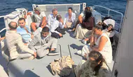 Şık giyinip yurt dışına kaçmaya çalıştılar: 12 kaçak göçmen yakalandı