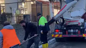 Hopa’da 139. Sokak’ta Yol ve Kaldırım Çalışmaları Devam Ediyor