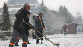 Erzurum'da kar yağışı sonrası belediye ekipleri yoğun mücadeleye devam ediyor