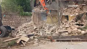 Bayburt'ta metruk binalar yıkılıyor, ısıtmalı dolmuş durakları kuruluyor