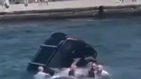 İtalya'da denize düşen sürücüye askerden yardım eli!