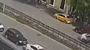 Refüjü Geçip Karşı Şeride Geçen Araçta Kaza Anı Güvenlik Kamerasında!