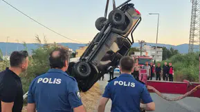 Edremit'te Trafik Kazası: Kamyonet Dereye Uçtu, 2 Kişi Hayatını Kaybetti