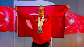 Rizeli Meryem Kandemir Avrupa’da Tarih Yazdı: 3 Madalya, 3 Türkiye Rekoru!