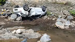 Adana'da feci kaza: Dere yatağına devrilen otomobilde can verdiler