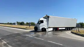 Edirne'de Tır Kazası: Yol Trafiğe Kapandı