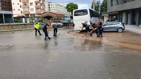 Trabzon’da sağanak sonrası Büyükşehir ekipleri seferber oldu