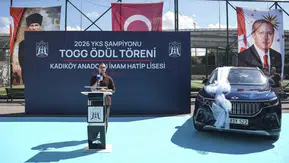 Kadıköy Anadolu İmam Hatip Lisesi'nden YKS'de Başarı Gösteren Mezuna Togg Armağanı!