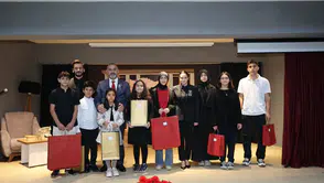 Arsin'de 10 Kasım Anma Programı: Öğrencilere Hediyeler Verildi