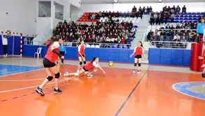 Artvin'de Voleybol Gençler A Kız Birinciliği'nde Şampiyonluk Mücadelesi Yeniden Başladı