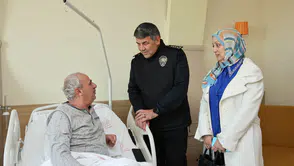 Erzurum Emniyet Müdürü şehit babasını ziyaret ederek geçmiş olsun dileklerini iletti