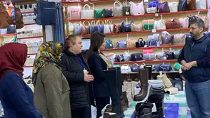 AK Parti Bayburt Kadın Kolları'ndan esnafa destek ve toplumsal farkındalık ziyareti