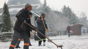 Erzurum'da kar yağışı sonrası belediye ekipleri yoğun mücadeleye devam ediyor