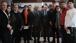 Palandöken Gençlik Merkezi'nde Dereceye Giren Öğrencilere Kahoot Yarışmasında Ödüller Verildi