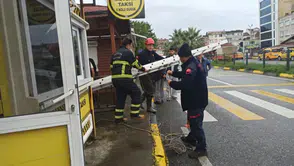 Sürmene İtfaiyesi, mahsur kalan kediyi kurtararak duyarlılık örneği sergiledi!