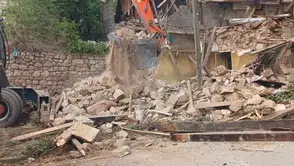Bayburt'ta metruk binalar yıkılıyor, ısıtmalı dolmuş durakları kuruluyor