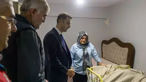 Çayeli Kaymakamı Sertaç Kırçuval, Dünya Yaşlılar Günü'nde büyükleri evlerinde ziyaret etti