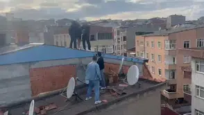 Filmleri aratmayan operasyon: Çatıdan kaçmaya çalışan firari yakalandı