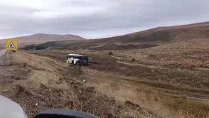 Sivas'ta yolcu otobüsü tarlaya girdi: 2’si çocuk 9 yaralı