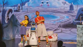 Sonunda bu da oldu: robotlar da tiyatro sahnesinde!
