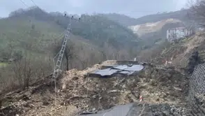 Ordu-Tokat yolunda heyelan: 300 metrelik bölüm çöktü