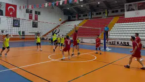 Yurt lig voleybol final müsabakaları nefes kesti