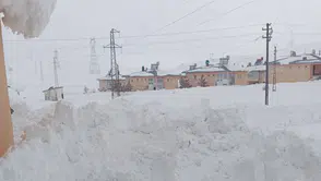 Erzurum Çat'ta karla mücadele çalışmaları aralıksız sürüyor, yollar ulaşıma açılıyor.