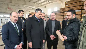 Vali Çiftçi Oltu Organize Sanayi'de Alkan Mobilya'yı ziyaret etti, çevre dostu üretim süreçlerini inceledi