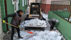 Bayburt Belediyesi’nden Kış Mesaisi: Buz Temizliği ve Yol Onarımı Sürüyor