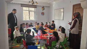 Minik öğrencilerle bir araya gelen Müftü Topaloğlu, dini eğitimin önemine dikkat çekti.