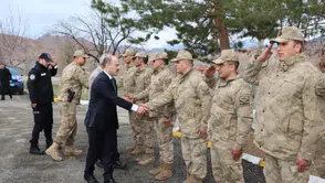 Oltu’da Bayram Ziyareti: Tuzla Jandarma Komutanlığı’nda Personelle Bayramlaşma