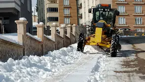 Bayburt Belediyesi’nden Cumartesi Mesaisi: Buz Temizliği, Tuzlama ve Yol Tamiratı Yapıldı
