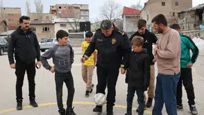 Erzurum İl Emniyet Müdürü Onur Karaburun Gençlerle Futbol Oynadı