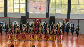 Arhavi Atatürk Ortaokulu Halk Oyunlarında Bölge Birincisi Oldu