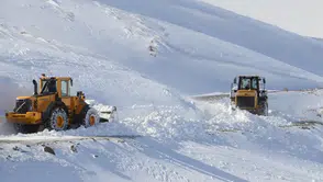 Kar ve tipi yüzünden Van, Hakkari ve Bitlis'te yollar kapandı, açma çalışmaları sürüyor