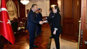 Trabzon Valisi Tahir Şahin’den Bayramlaşma Programı: Personelle Tek Tek Bayramlaştı