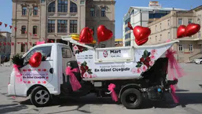 Aksaray'da temizlik görevlileri kadınlara gül dağıttı