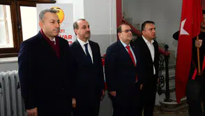 Trabzon’da Bayrak Töreni Coşkusu: Vali Tahir Şahin Ortahisar’da Öğrencilerle Buluştu