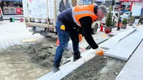 Artvin’de Belediye Çalışmaları Sürüyor: Halitpaşa Meydanı’nda Merdivenler Yenilendi