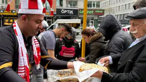 İstanbul’da Esnaftan Milli Takım Coşkusu: 1.000 Lahmacun Ücretsiz Dağıtıldı!
