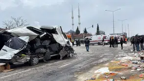 Kamyon kazasında 19 kişi yaralandı, Vezirköprü'de olay yerine sağlık ekipleri sevk edildi