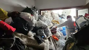 Kayıhan'da kötü kokuya son; 4 kamyon çöp temizlenip ev dezenfekte edildi