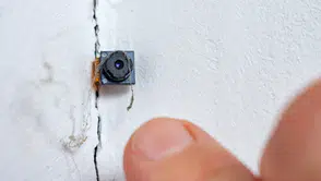 Komşunun Skandalı: Röntgen Çekmek İçin Duvarı Deldi, Kamera Kurdu!