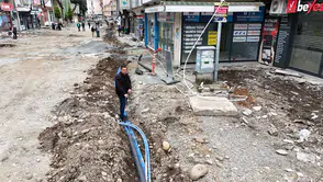 Arhavi Belediyesi Fevzi Çakmak Caddesi’nde Kaldırım Çalışmalarına Hız Verdi